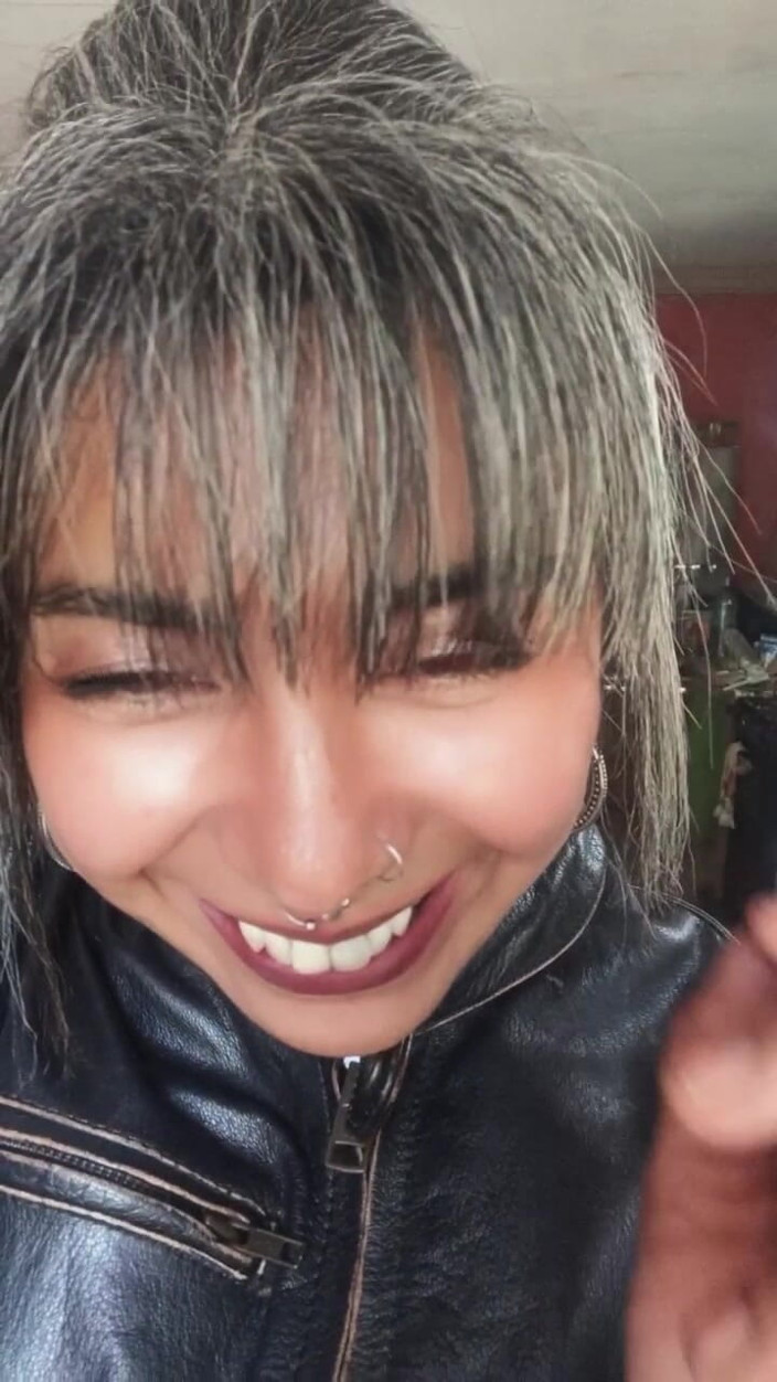 Casia Castro: Pomalu vdechujte, pokyny k kouření v kůži.