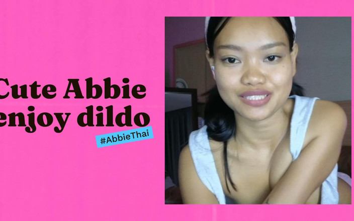 Cupcake: La bella asiatica gode di un dildo- piccola asiatica abbronzata