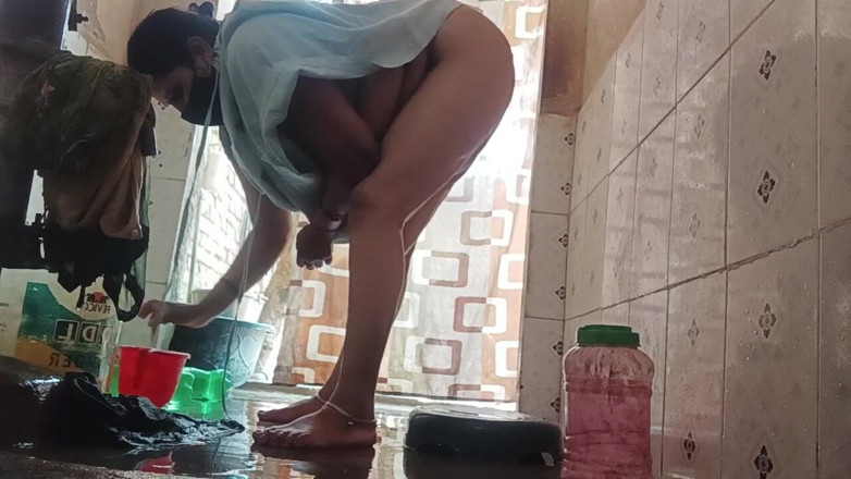 Desi_bhabhi121: 裸体哥洗澡的XXX视频
