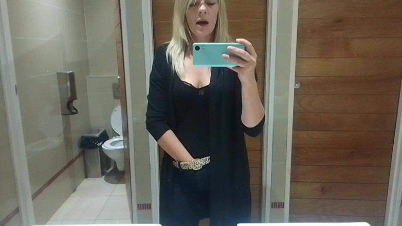 PussyGalore: Masturbación pública