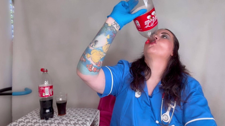 MissFFW: Une infirmière FFW prend une boisson étourdissante et se fait baiser