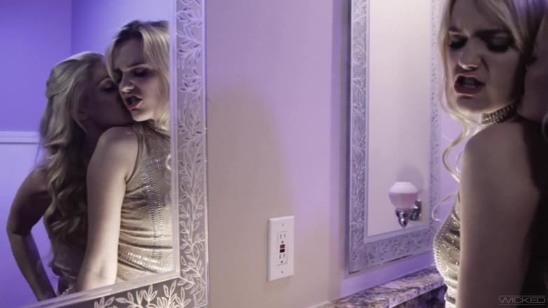 Wicked Pictures: La superbe blonde Kenna James mange une chatte dans le...