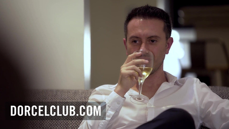 Dorcel Club: बहुत सुन्दर Lucy खुद को दो पुरुषों के बीच पाती है