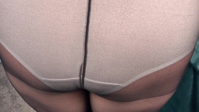 Mr MF: Mme Mature Pieds Se Déshabille Dans Son Gros Pantalon De...