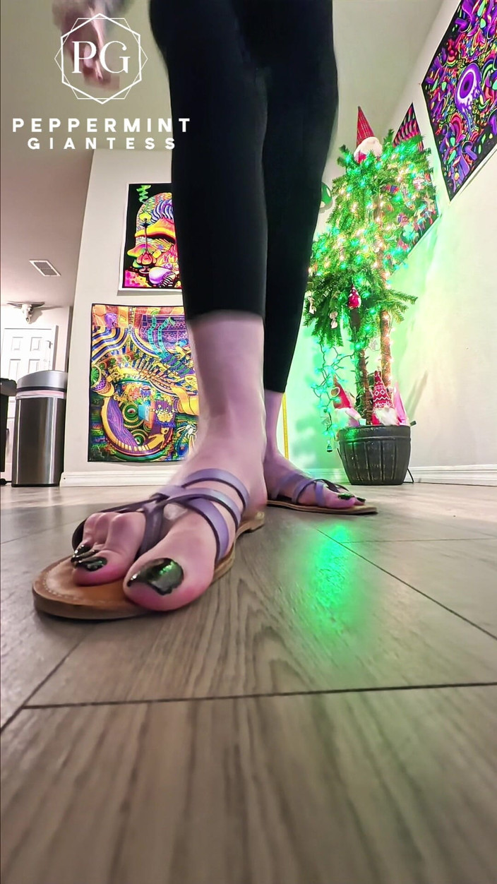 Peppermint Giantess: 6'7 자이언트 샌들 강렬한 느린 모 스톰 POV에 땅을 분쇄
