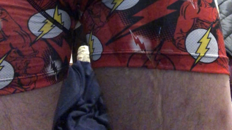 GayCubsbear: Une chatte fait pipi dans son short de boxe