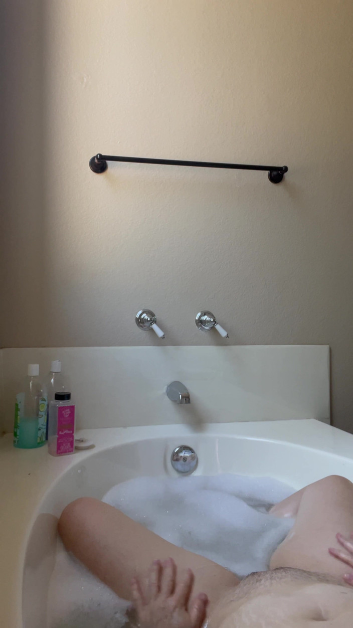 Nasty_FetishFem: Une femme mature jouit timidement dans son bain
