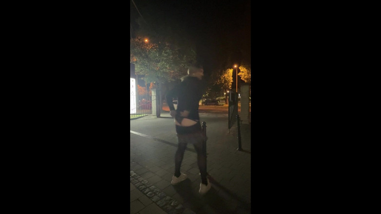 SissyDaniella: Сисси скачет на дилдо на улице
