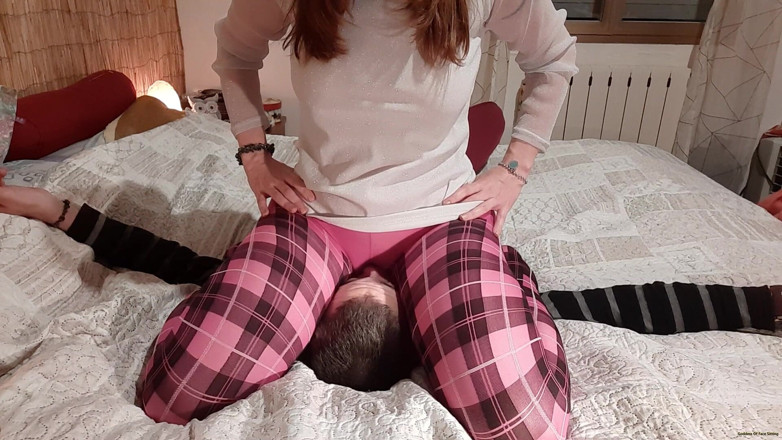 goddess82: Restez immobiles et restez sous ma chatte et mon cul !