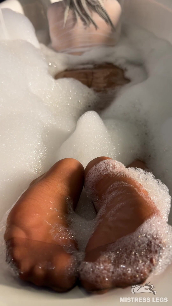 Mistress Legs: Compilație cu pișat de la o stăpână în ciorapi albi și colanți...