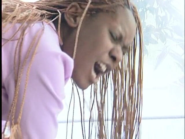 Dirty Teeny: Tânără negresă lovită și futută cu degetul de un bătrân
