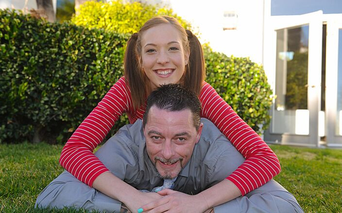 Family Strokes: Солодка тінка отримує в її гарне обличчя сперму після жорсткого траха