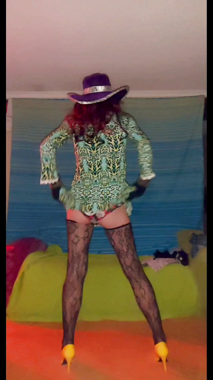Lizzaali: Se burlan de vestido verde con sombrero mexicano