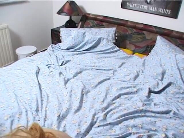 POV Orgasms: Une nana blonde poilue suce la bite d'un mec au...