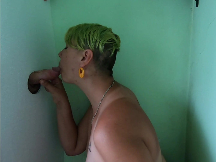 bekycarril: Succhia il cazzo attraverso il gloryhole e ingoia