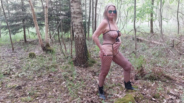 martinawest: 할머니가 흥분해서 숲으로 들어갔어요!