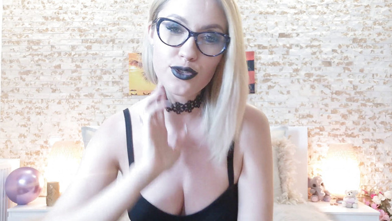 Erotic Tanya: La géante et ses seins !