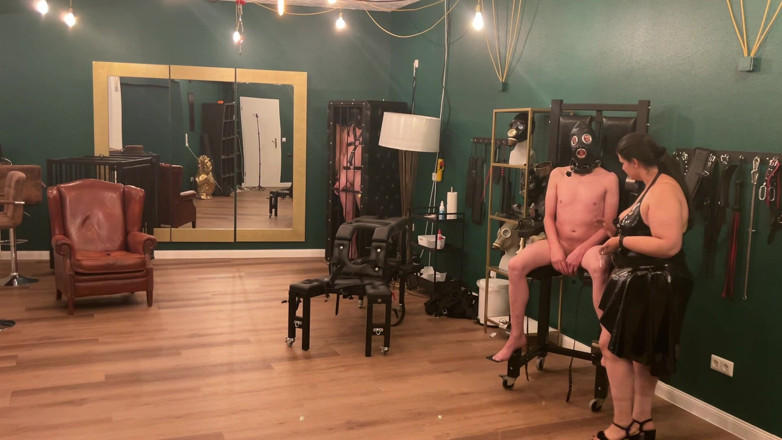 LadyPam: Latex-dommes dehnen den arsch des gefesselten sklaven weit offen