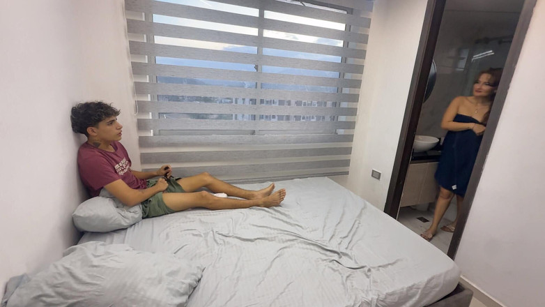 katyJay: Stiefsohn masturbiert und sieht die Unterwäsche seiner stiefmutter mit dickem...
