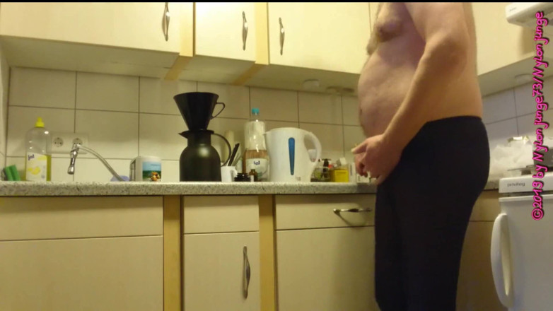 Carmen_Nylonjunge: Приготування кави в синіх колготках 1 фан-відео 5