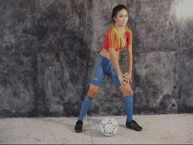 Asian Cuntz: Gadis sepak bola mendapatkan foto mereka diambil