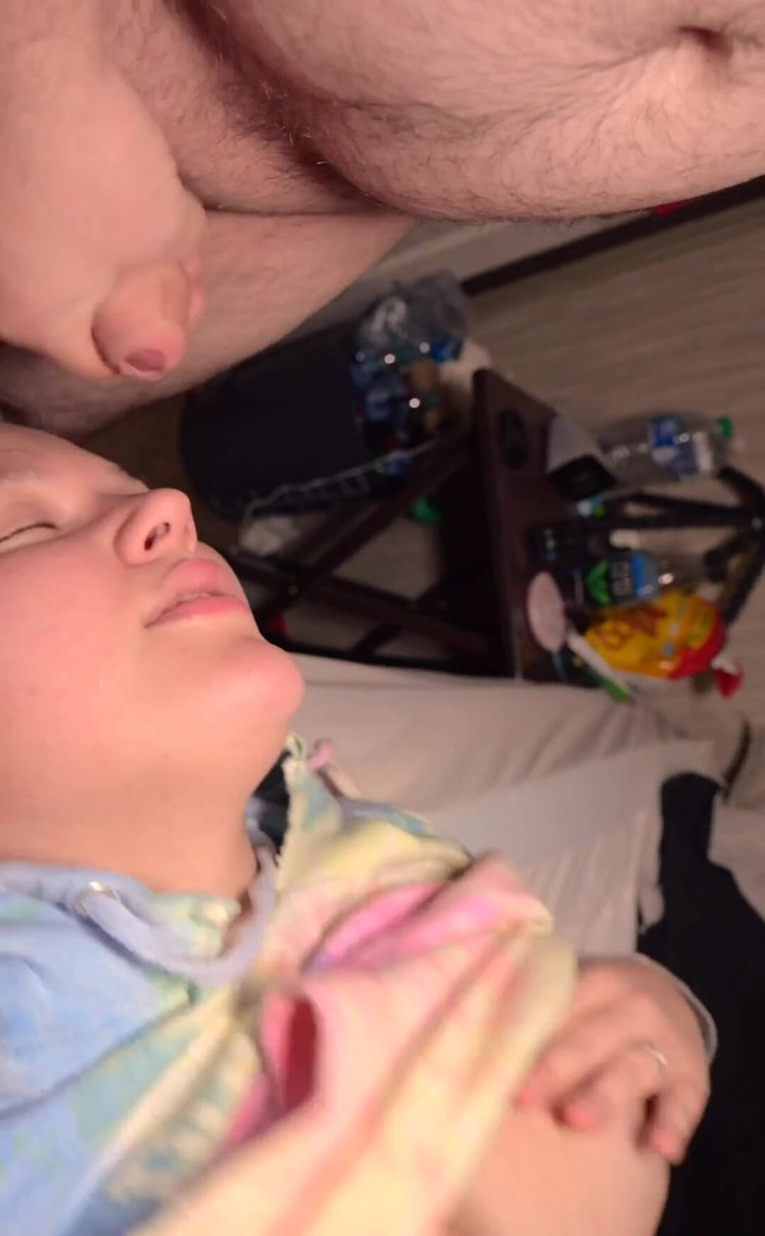 Funhousewife69: Hospodyňka se dáví na ptákovi vzhůru nohama, saje na okraji...
