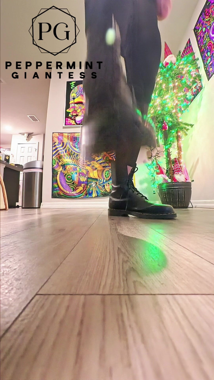Peppermint Giantess: 6'7 Jättinna i Doc Martens trampar hårda onda slow-mo stomps