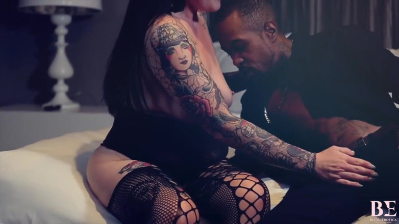 Blush erotica: Une femme infidèle se fait baiser devant la caméra par...