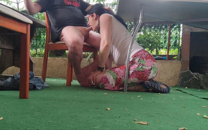 Toilet Mommy: Bini Rumah Menghisap Zakar Besar Di Bawah Meja