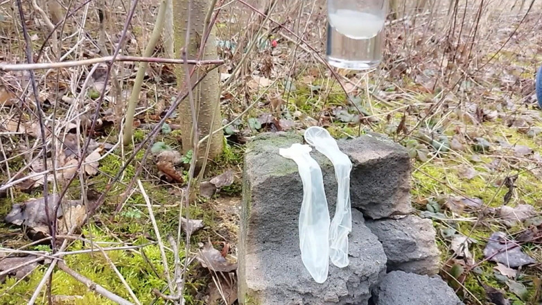 Idmir Sugary: 私が屋外で犯された後、2つの満たされたコンドームから精液を作り、精液を食べた後に私のジャークオフ