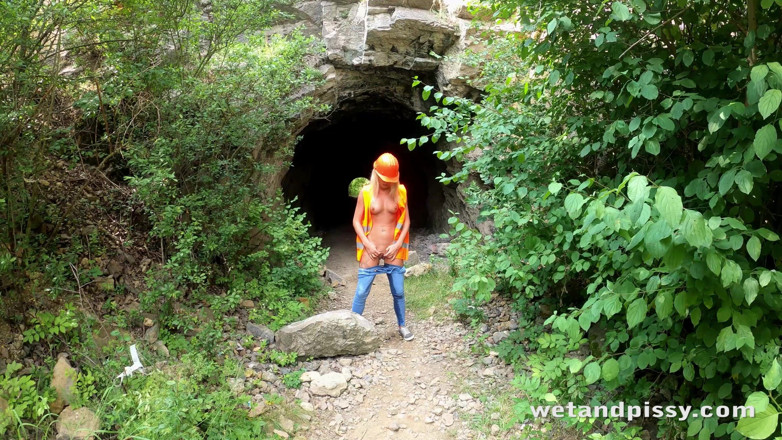 Puffy Network: Claudia in nature teil 2 von wet And pissy