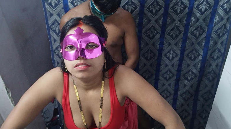Hindi-Sex: Чоловік приходить додому до індійської дружини з великими цицьками ні в чому, крім нічної!
