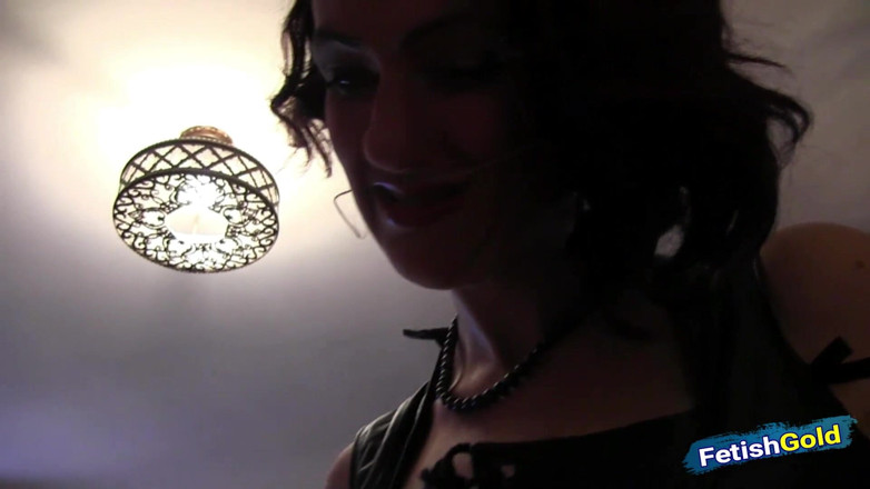 Fetish Gold: Une MILF lesbienne apprend à deux jeunes nanas à s'amuser BDSM