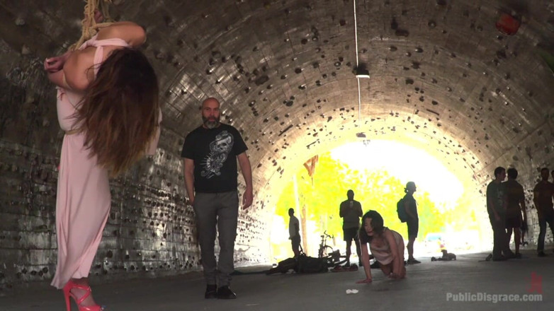 Public Disgrace by Kink: La débutante Penelope se fait suspendre, fouet et baiser