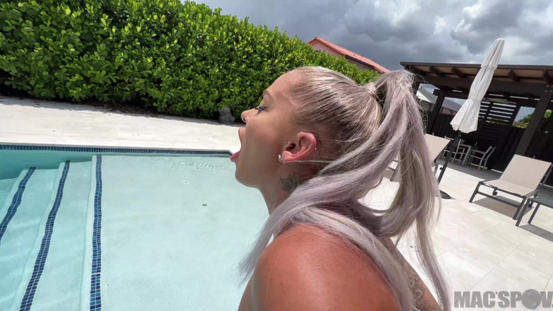 J-Mac: Australiana sexy Hayley Davies Blonda este futută și ridicată în aer liber...