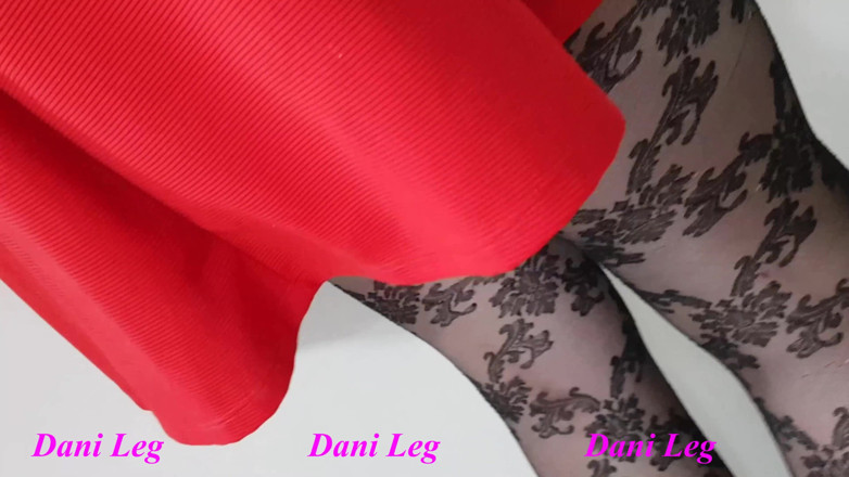 Dani Leg: Сексуальная нога Dani со спермой в узорах в колготках
