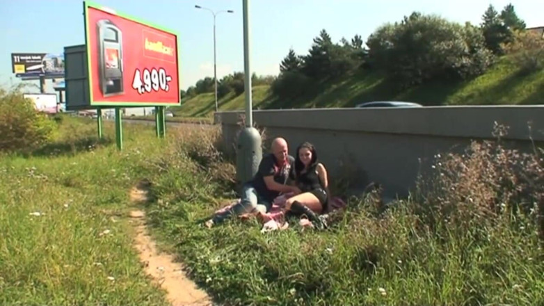 Out Sexxx: Une brune sexy se fait à peine baiser dans la nature...