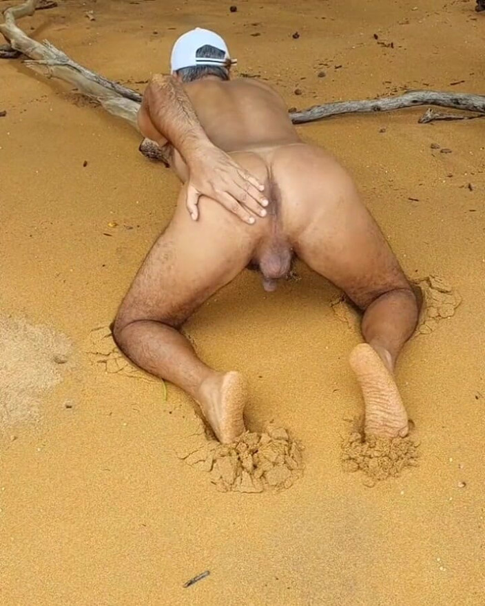 Ladysilvas: Ladysilva pamer tubuh bugil di pantai