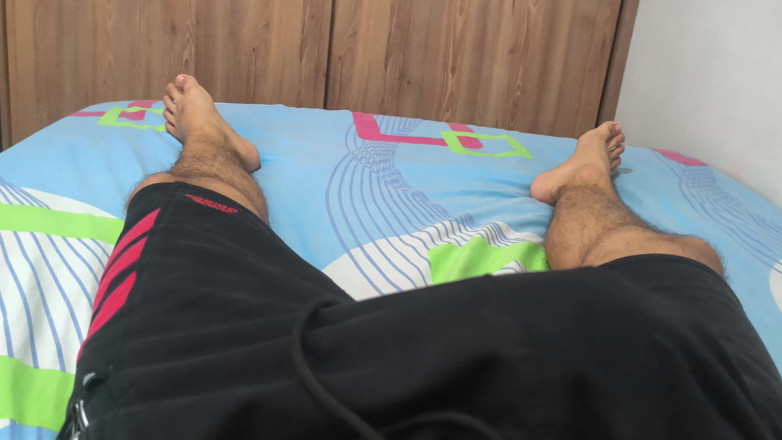 Juanhotboy69: ソロマスターベーションとベッドでの乱雑なフィニッシュ、大きなチンポで遊ぶ