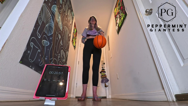 Peppermint Giantess: 6'7 vysoká bohyně jednoruční basketbalová výzva, jak dlouho mohou tyto...