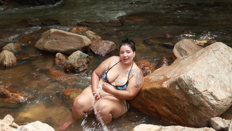 Lexly_16: Berkongkek di sungai dengan seorang lelaki berkongkek di luar rumah