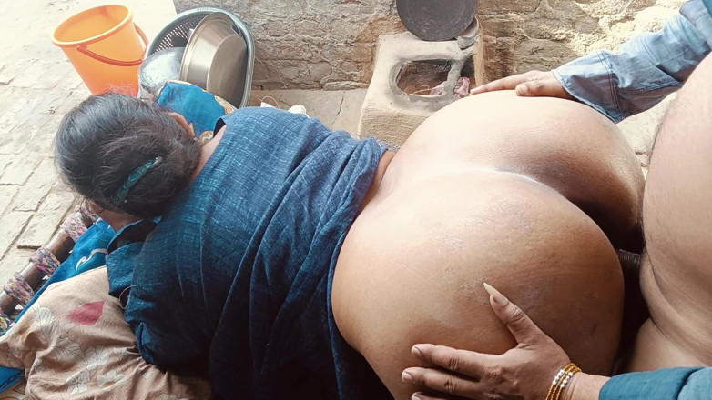 Yourgeeta8899: Une tatie desi du village se fait baiser avec beaucoup...