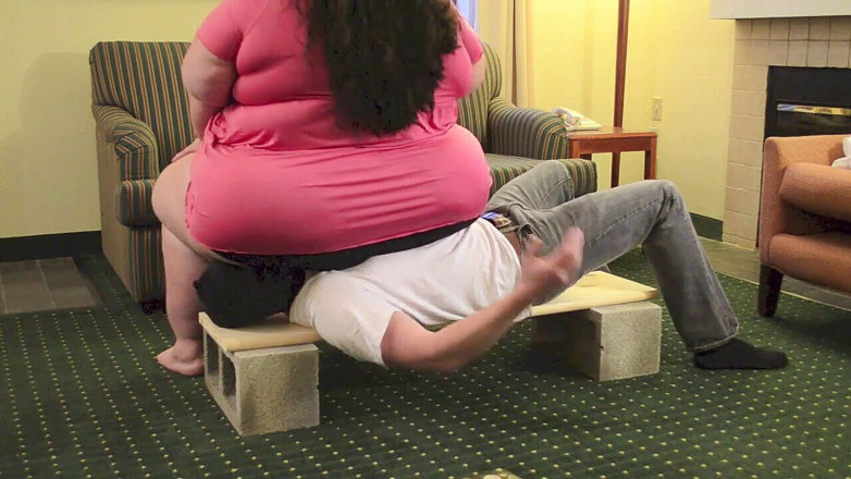 Full Weight Productions: Luna en pink board smash