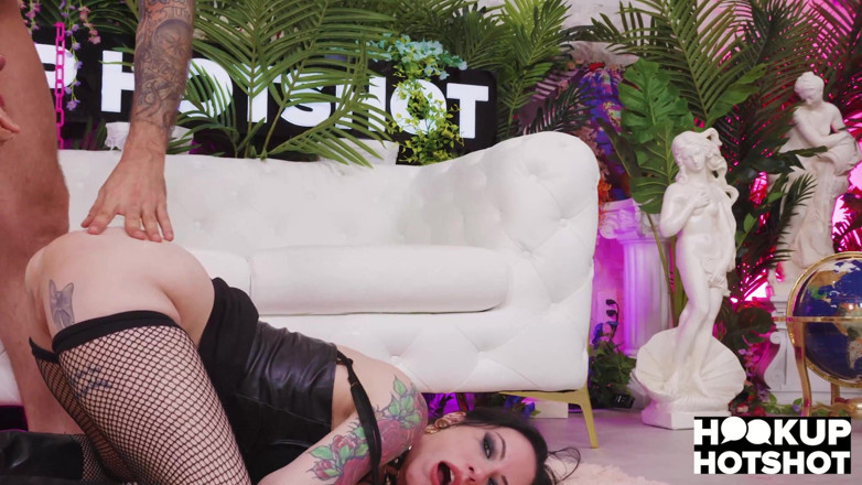 Hookup Hotshot: Anna Deville kan inte få nog av Nade Nastys otäcka...
