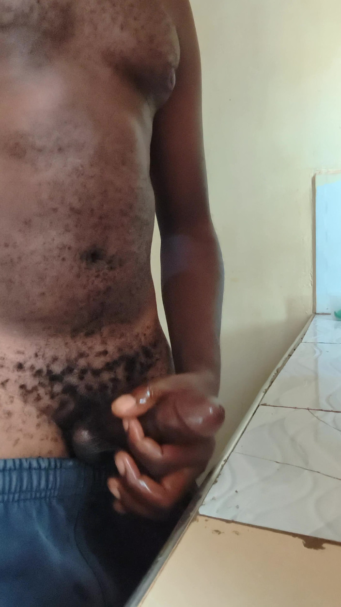 Kenyandick: Iubit solo masturbându-și pula tare devreme dimineața și a lansat o încărcătură...