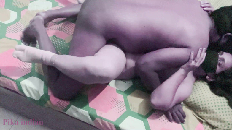 Pikaindian: Une desi indienne se fait baiser nue par Natasha avec...