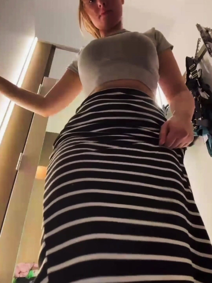 JuiceLussie: 방에서 쪼이는 보지 핑거링