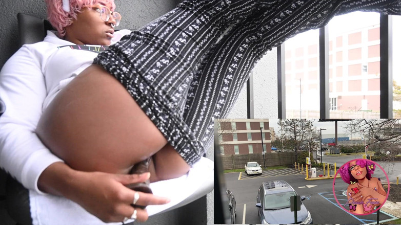 Peach Fuzz: Une black se masturbe