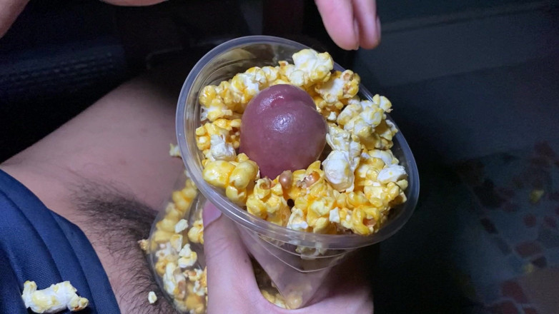 SinglePlayerBKK: Eu fodo a corno enquanto assisto um filme.