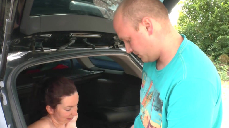 German amateur - 100% German hardcore videos: MILF berambut coklat dengan tetek kecil dikongkek dalam kereta